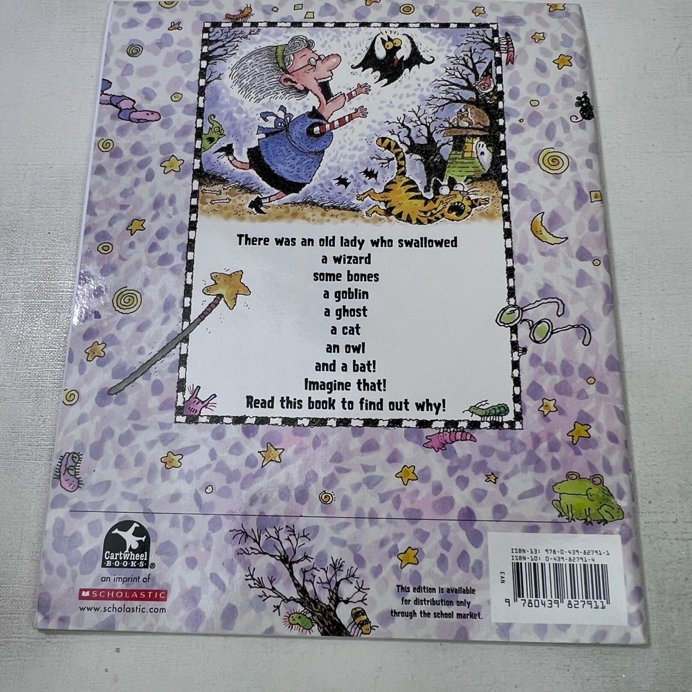 Scholastic There Was an Old Lady Who Swallowed a Bat Book & Audio CD Halloween - Picture 5 of 5